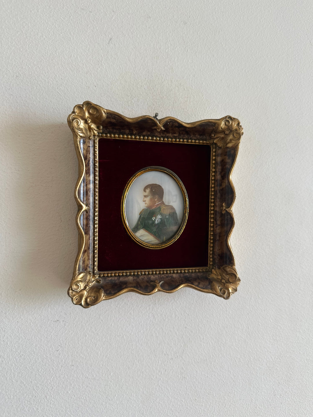 Miniature sur porcelaine Empereur Napoléon bonaparte sur velours rouge