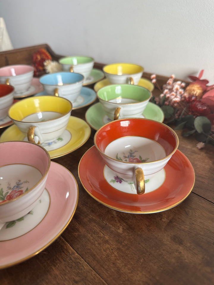 Service à café fleuri en porcelaine colorée