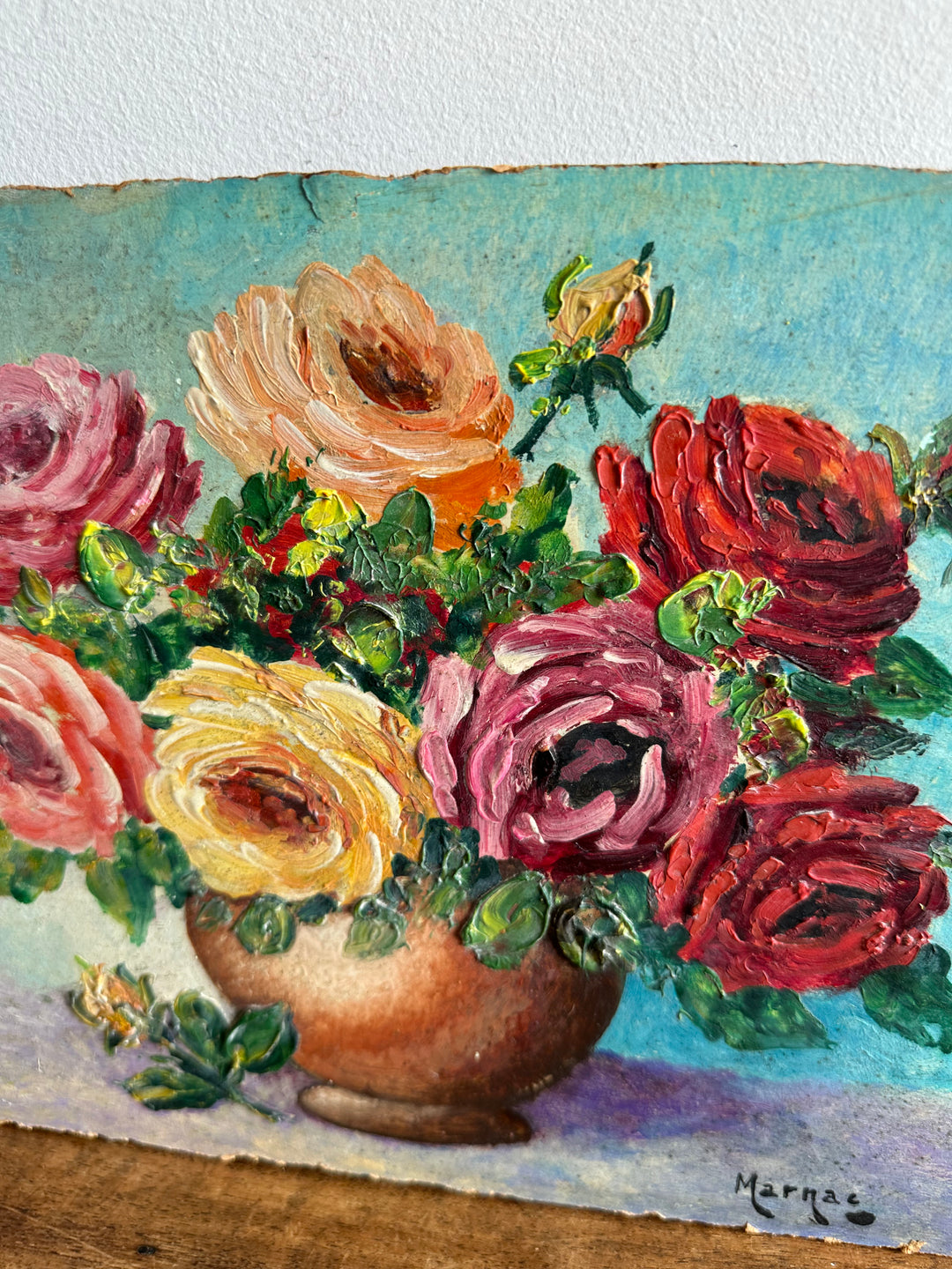 Peinture bouquet de fleur sur fond bleu tons roses orangés jaunes