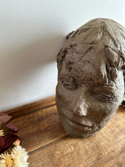 Sculpture en argile visage jeune femme