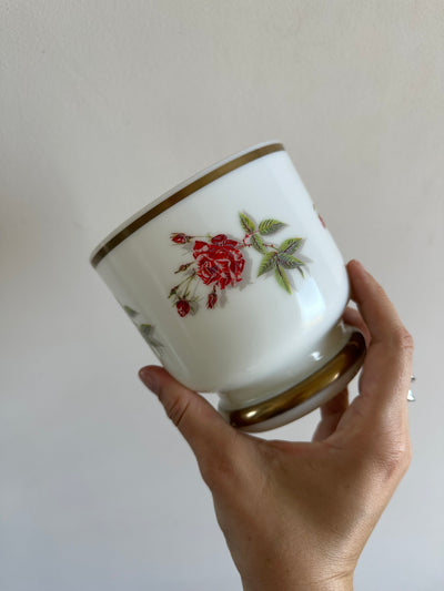 Cache-pot en opaline blanche motifs roses rouges