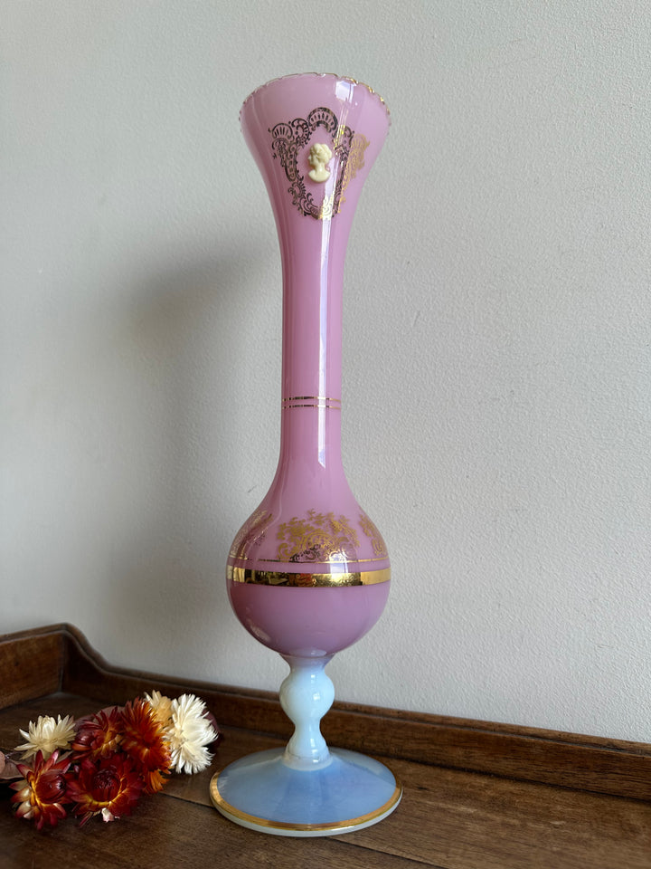 Vase en opaline rose serti d'un camé en résine