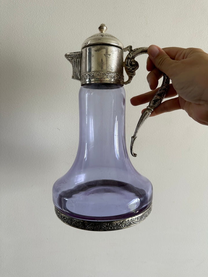 Carafe en verre violine bec et anse en métal argenté travaillés