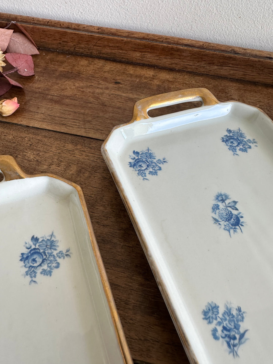 Plateau de service en porcelaine petites fleurs bleues années 50 signées Denbac