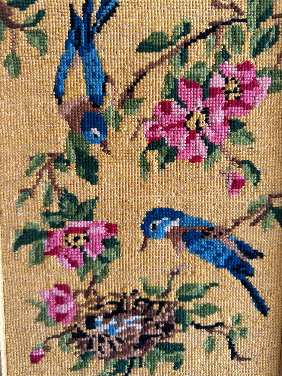 Broderie oiseaux sur fond jaune