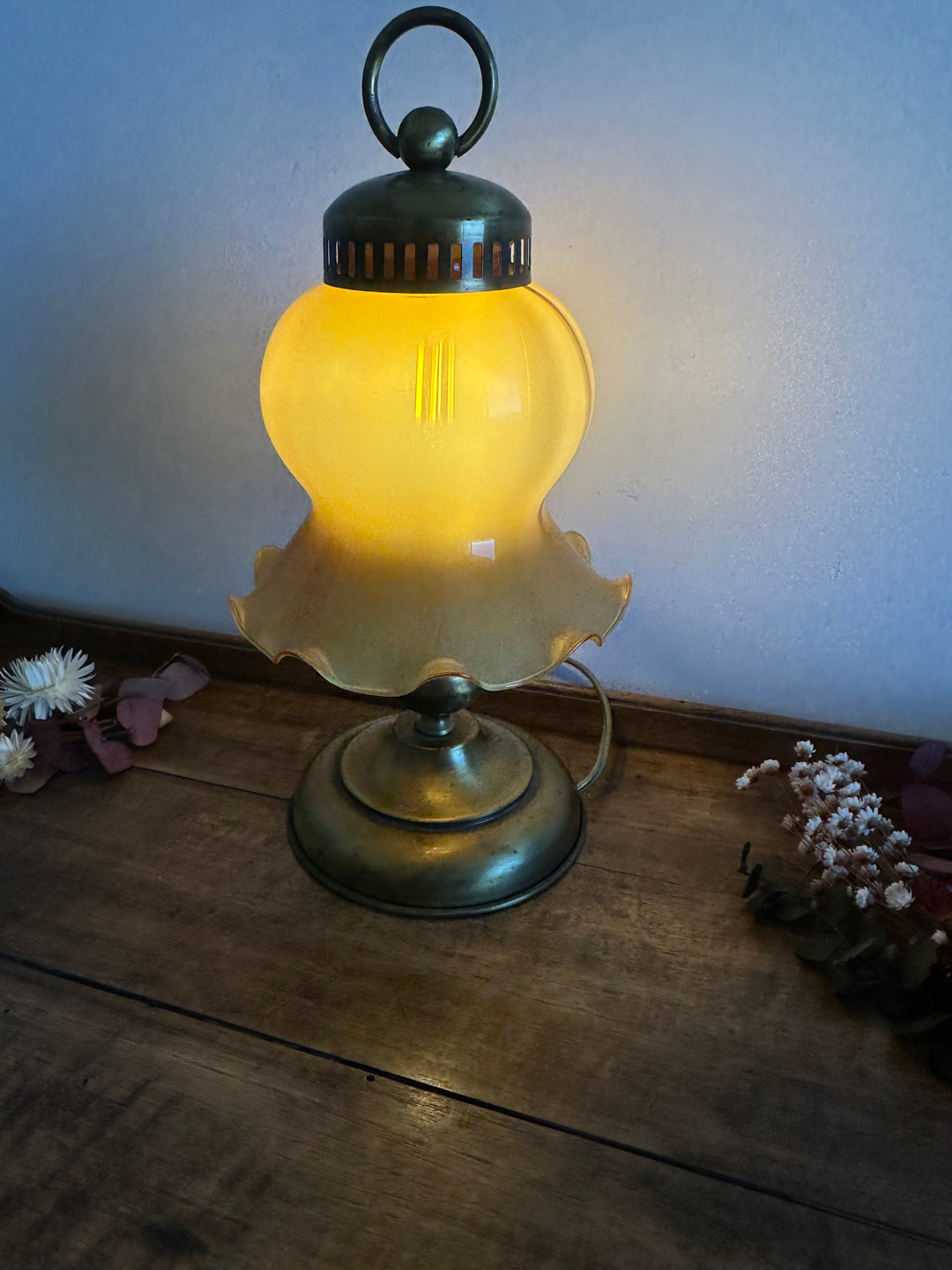 Lampe de table en laiton et opaline ton ambre