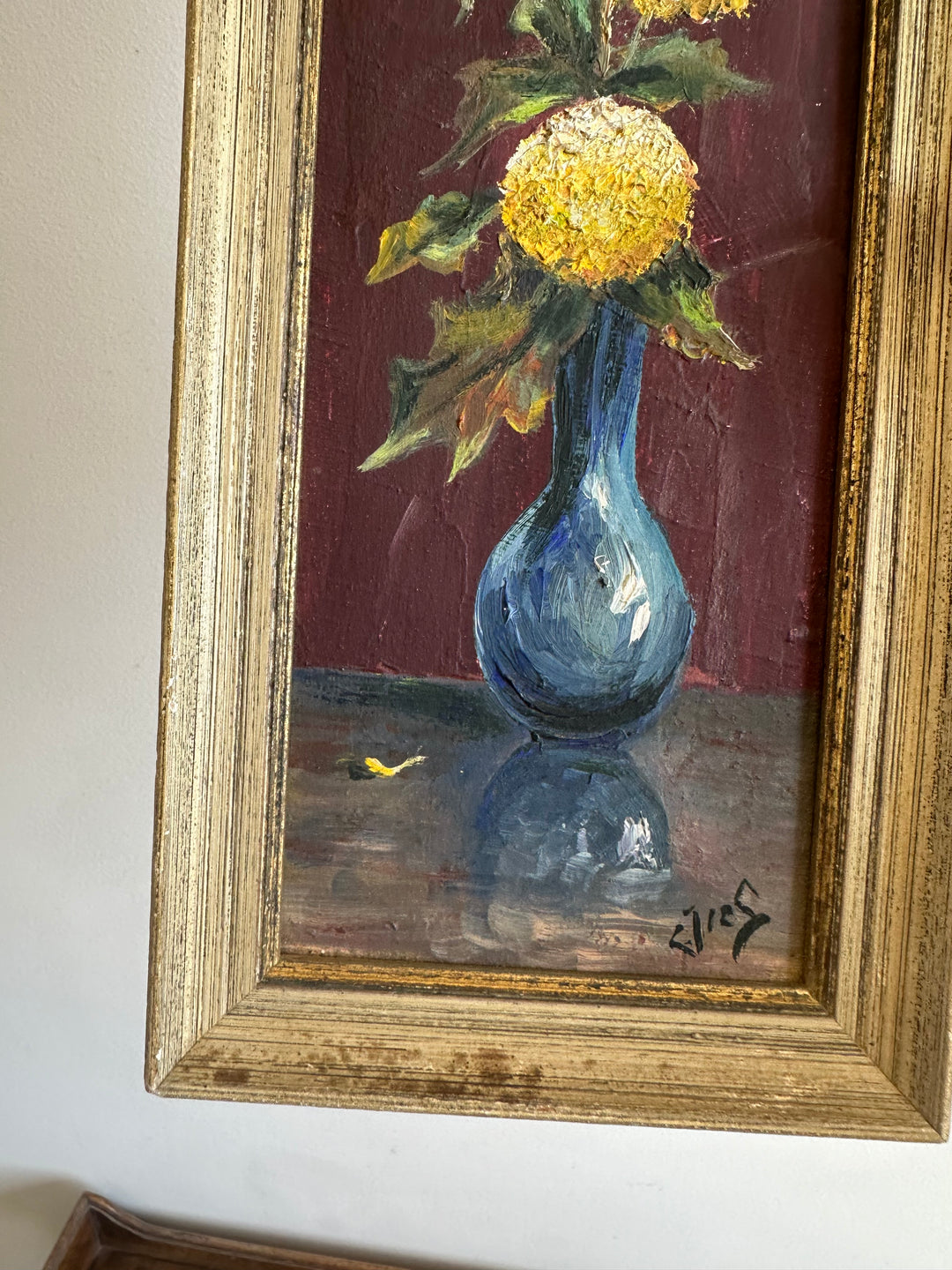 Peinture à l'huile signée dahlias jaune vase bleu