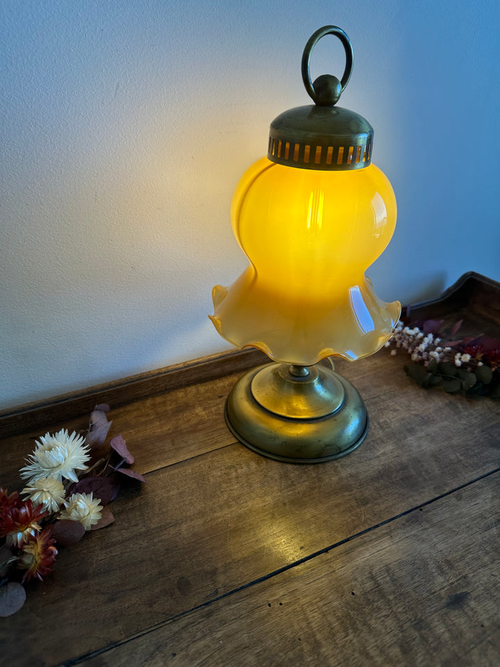 Lampe de table en laiton et opaline ton ambre