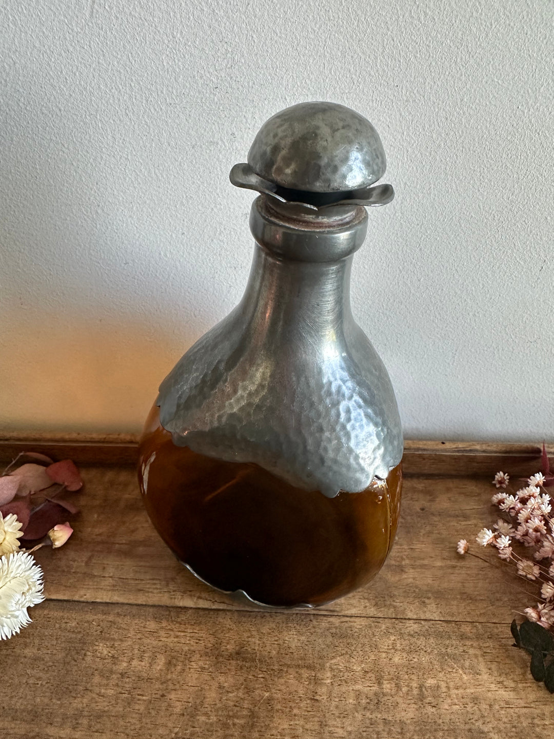 Bouteille en verre ambré décorée d'étain