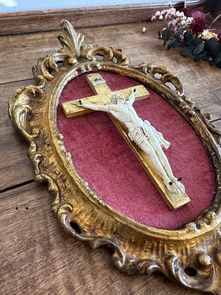 Crucifix en ivoire et bois encadré sur velours rose 19 eme