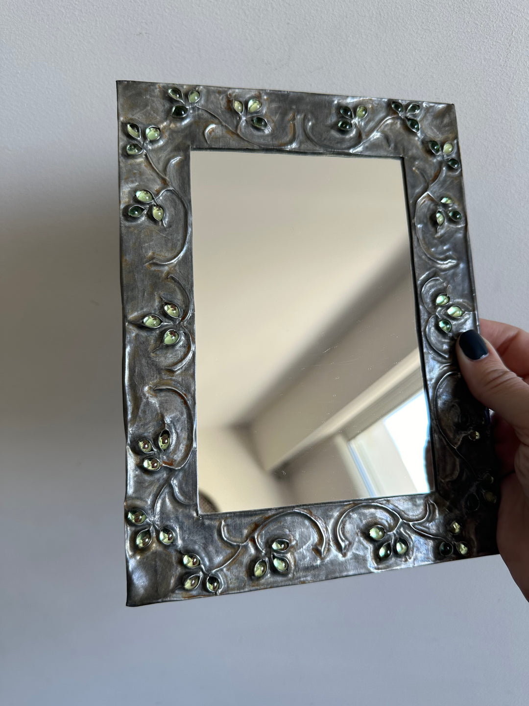 Miroir à accrocher en métal repoussé orné de pierres fantaisie