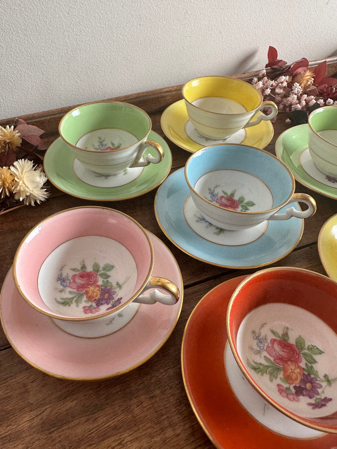 Service à café fleuri en porcelaine colorée