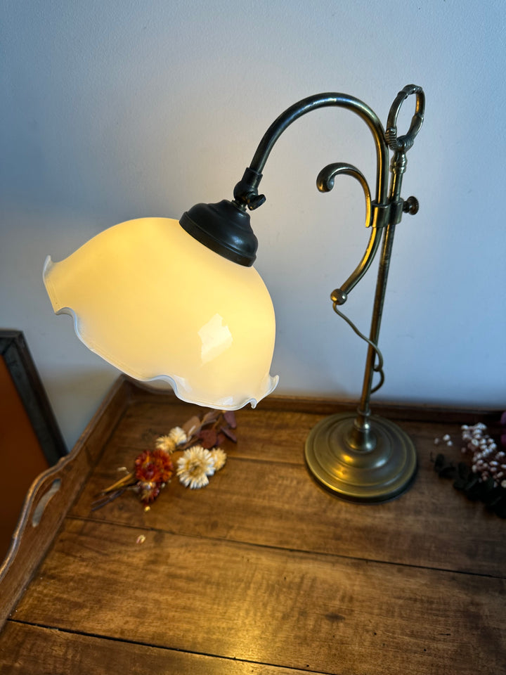 Lampe en laiton et opaline blanche