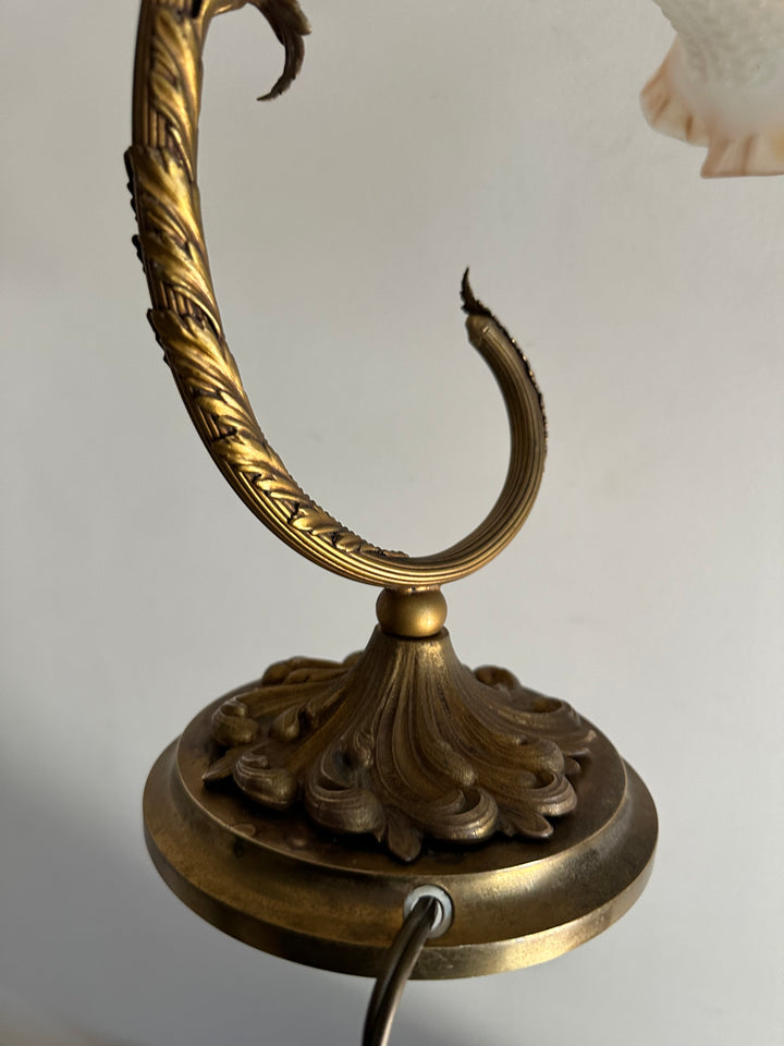 Lampe en bronze décorée de feuilles gravées globe en verre tulipe orangé