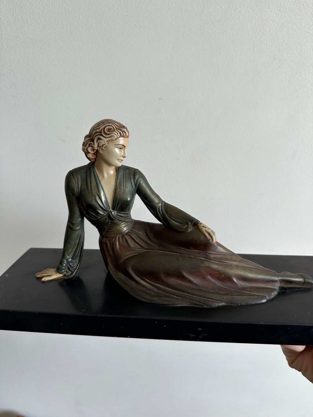 Statuette jeune femme allongée sur le coté en robe longue