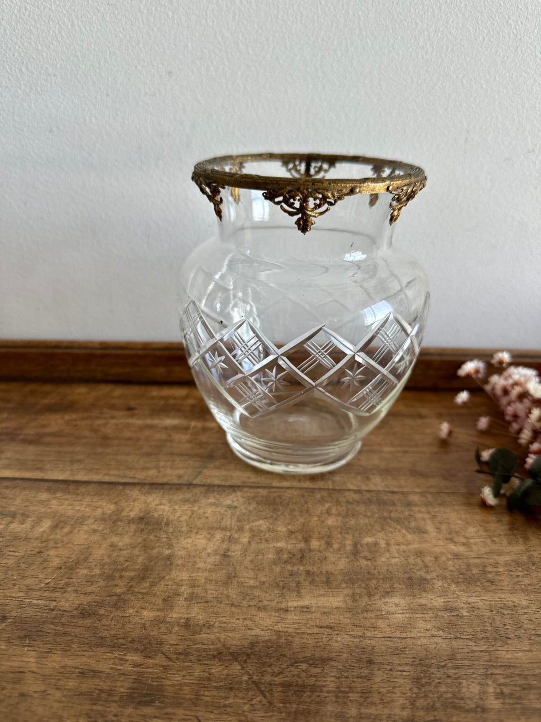 Vase en cristal cerclé de métal doré