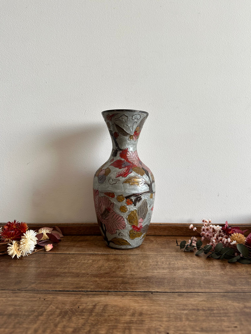 Vase en laiton émaillé fleurs rouge sur fond gris