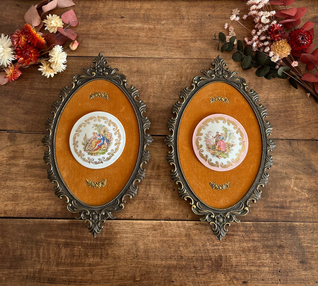 Pastilles en porcelaine sur fond de tissu orange, cerclée de métal doré style rococo