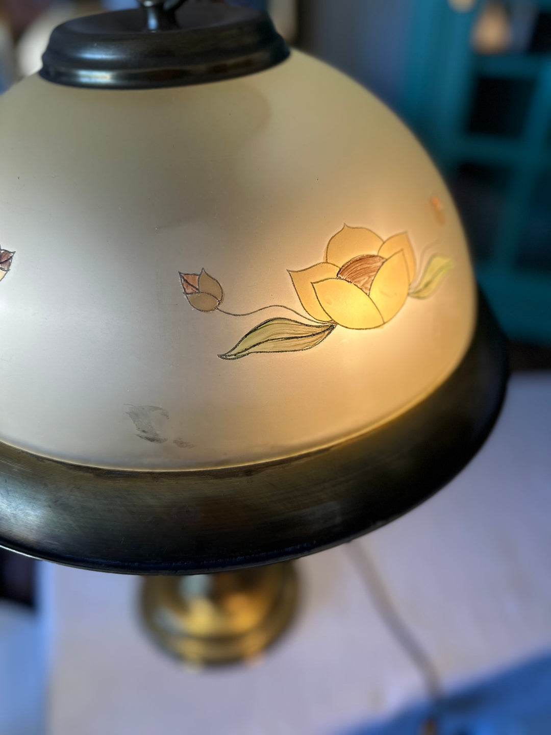 Lampe en laiton globe coupelle gravée de fleurs roses