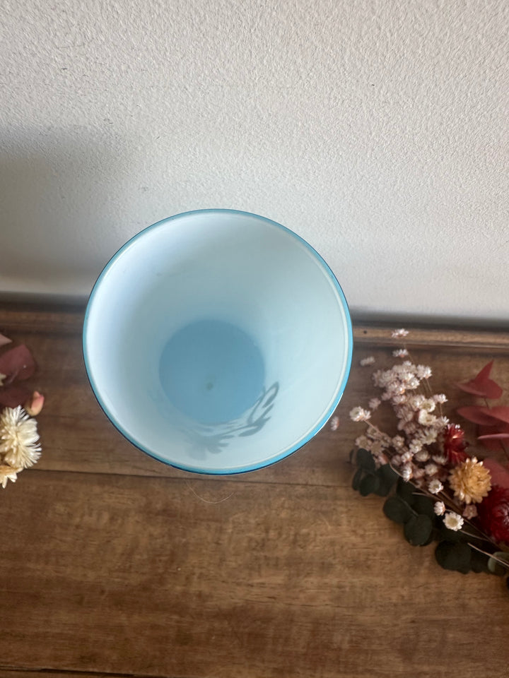 Vase sur pied en opaline bleue décoré de fleurs et dorures