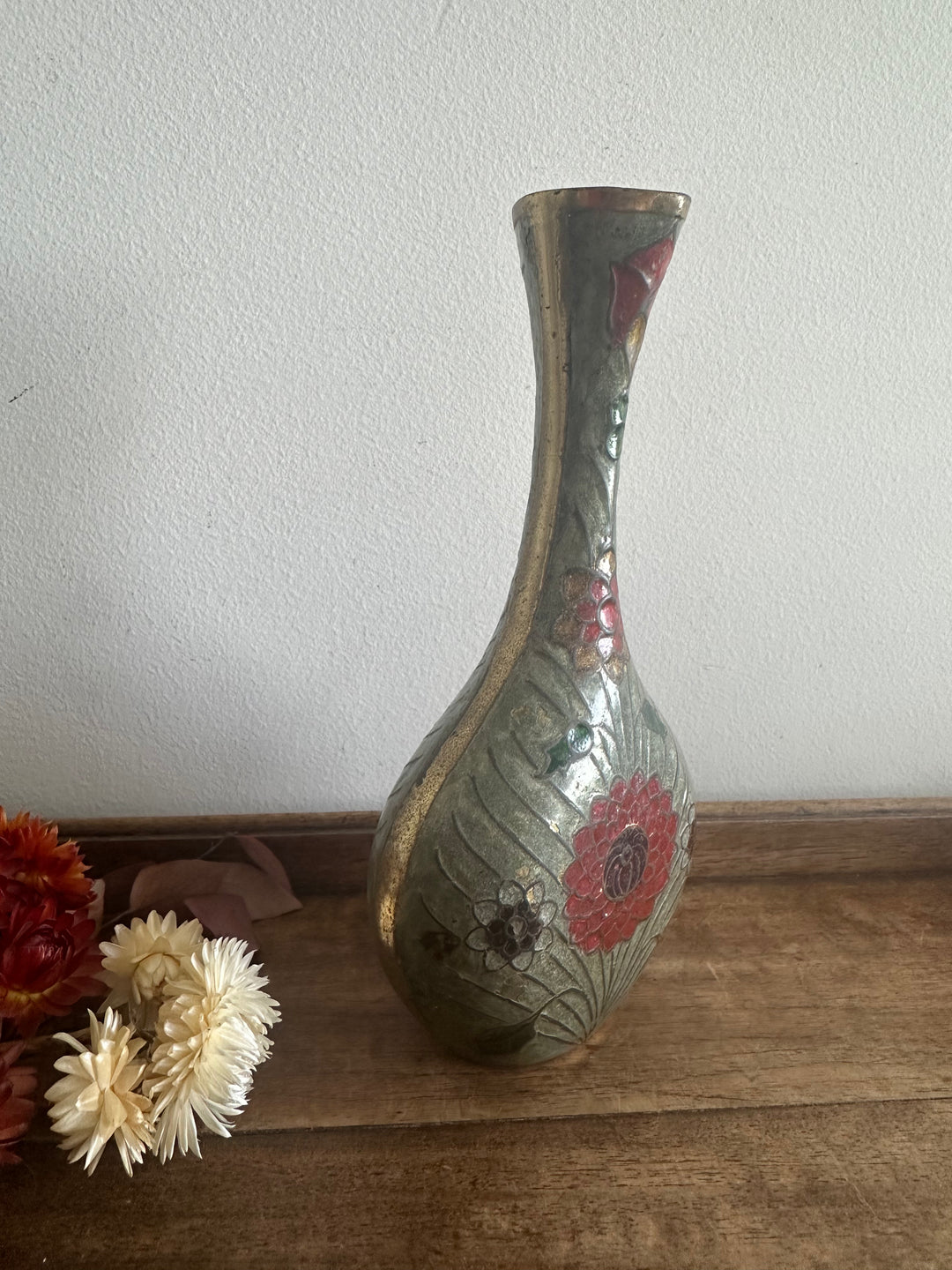 Vase en laiton émaillé motif fleurs rouges