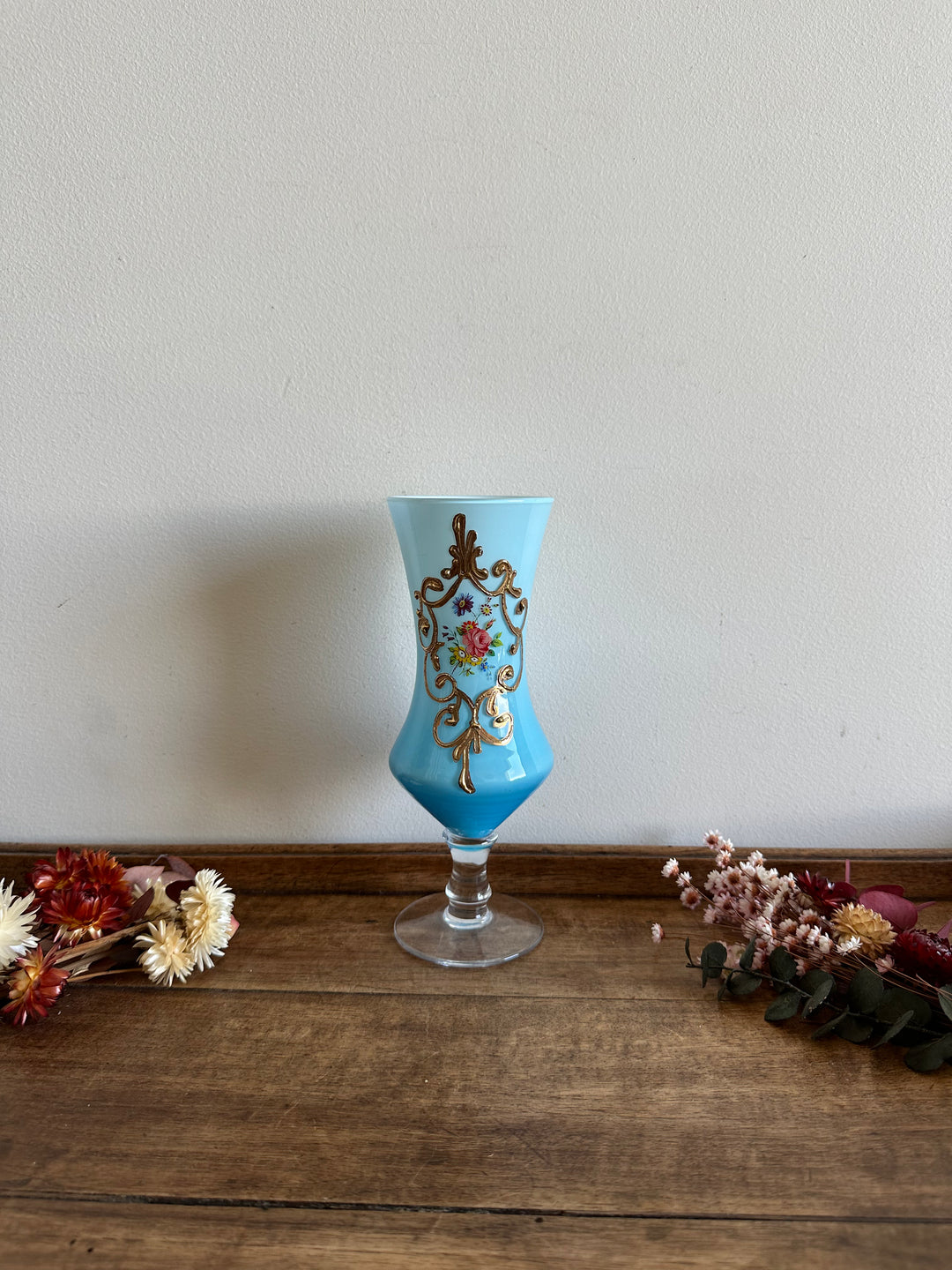 Vase sur pied en opaline bleue décoré de fleurs et dorures