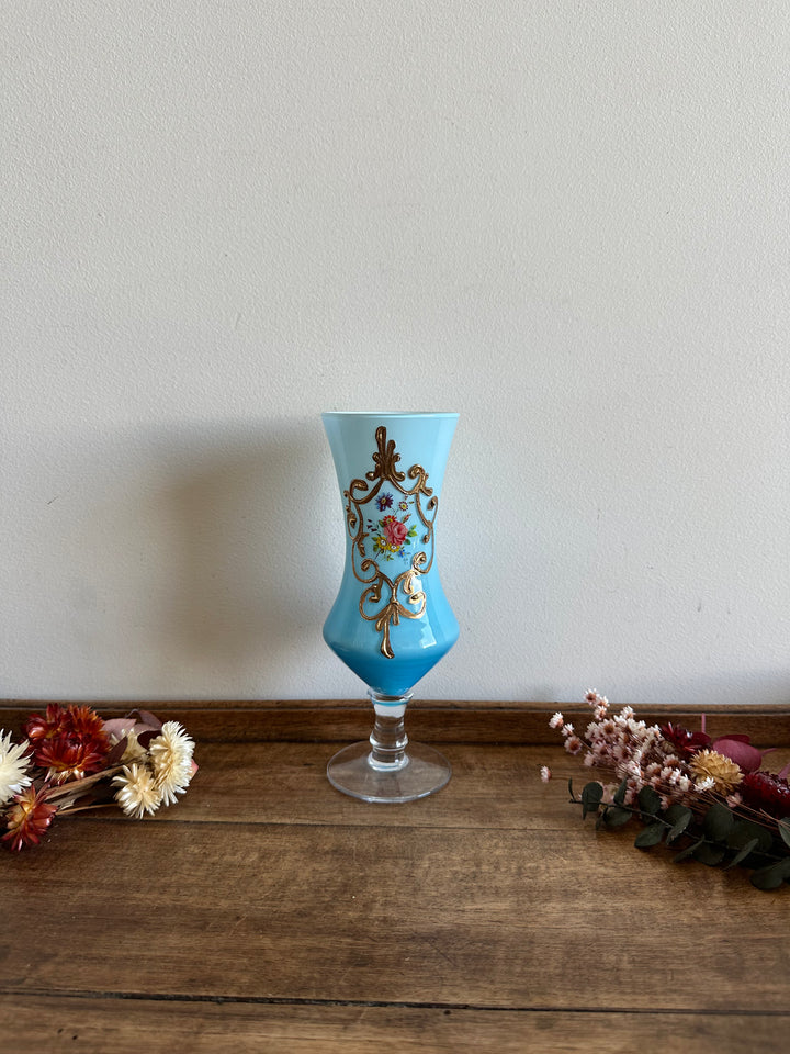 Vase sur pied en opaline bleue décoré de fleurs et dorures