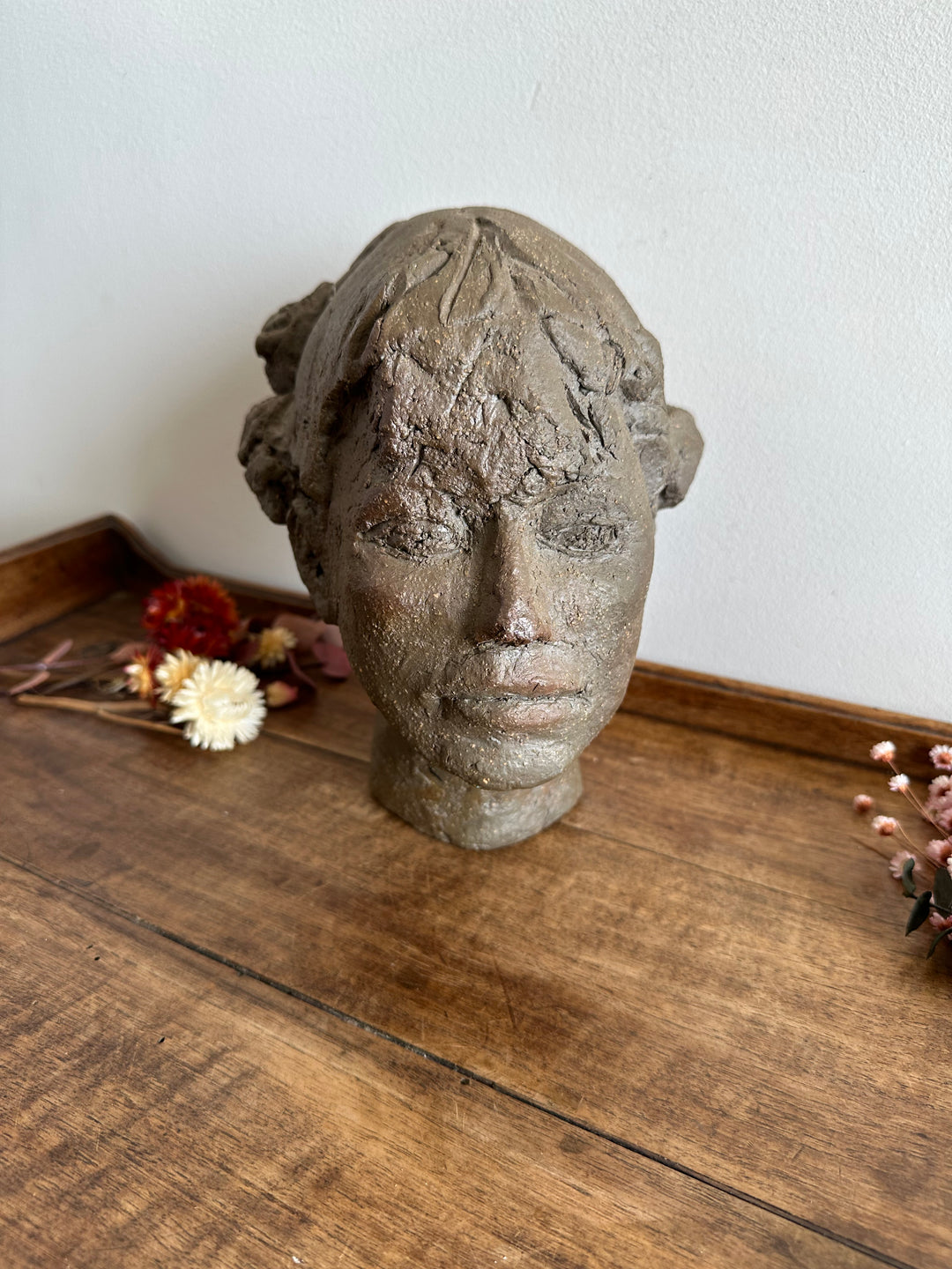 Sculpture en argile visage jeune femme