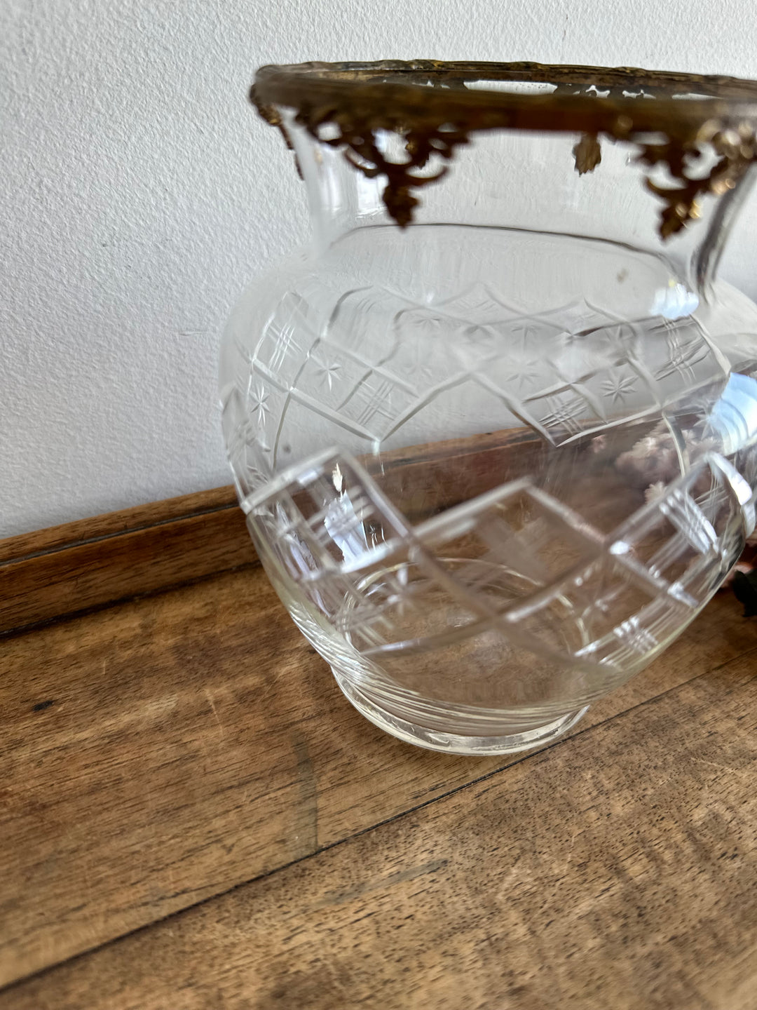 Vase en cristal cerclé de métal doré