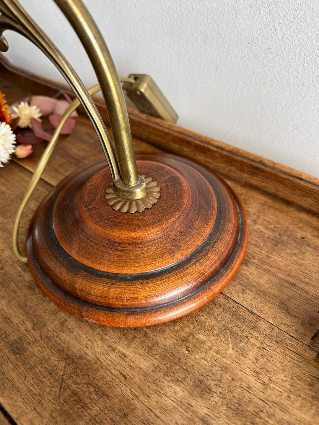 Lampe en laiton et bois globe tulipe couleur pêche poudrée