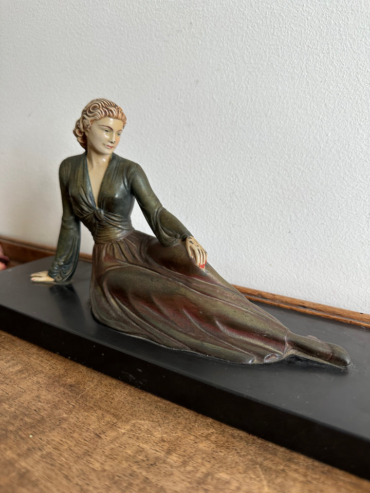 Statuette jeune femme allongée sur le coté en robe longue