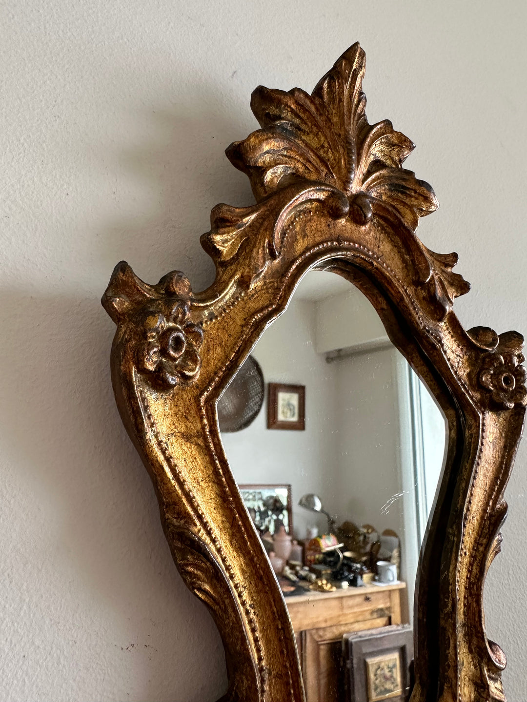 Miroir rocaille en bois doré