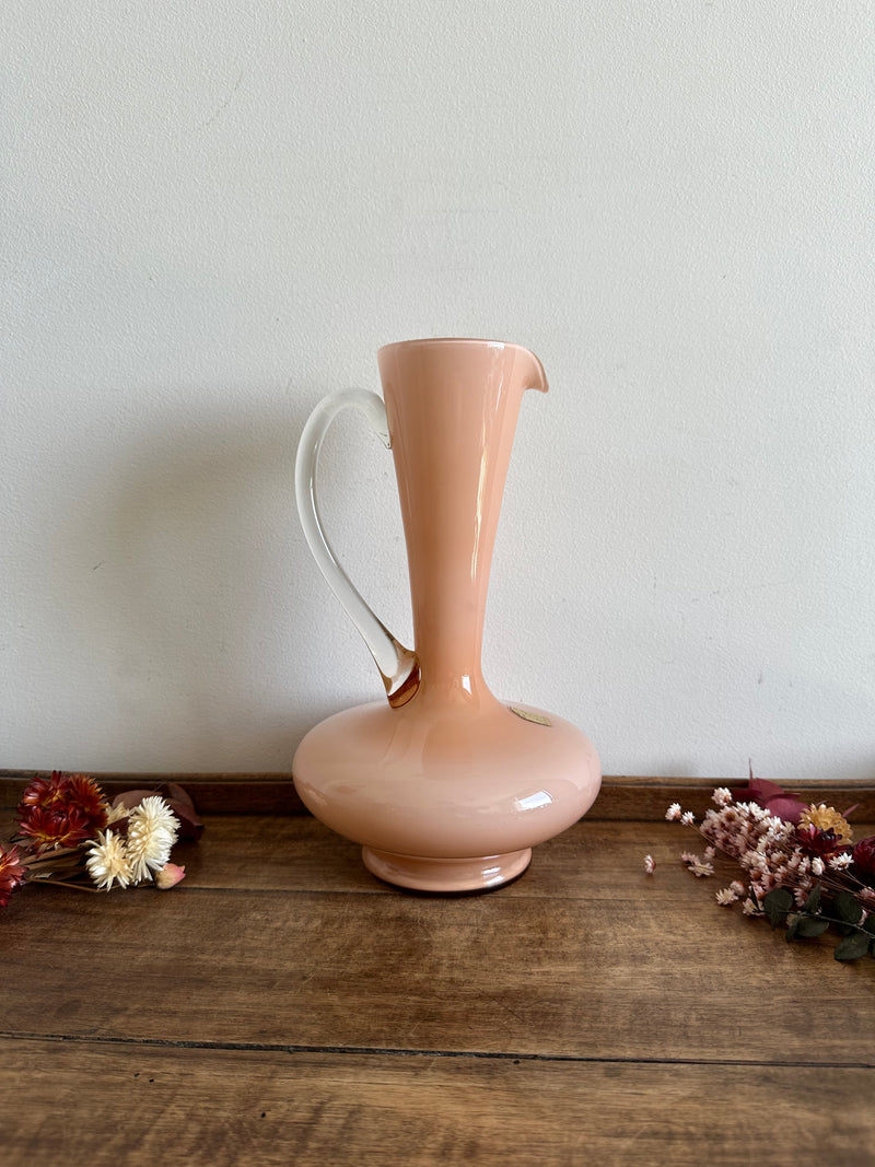 Vase en opaline rose avec anse