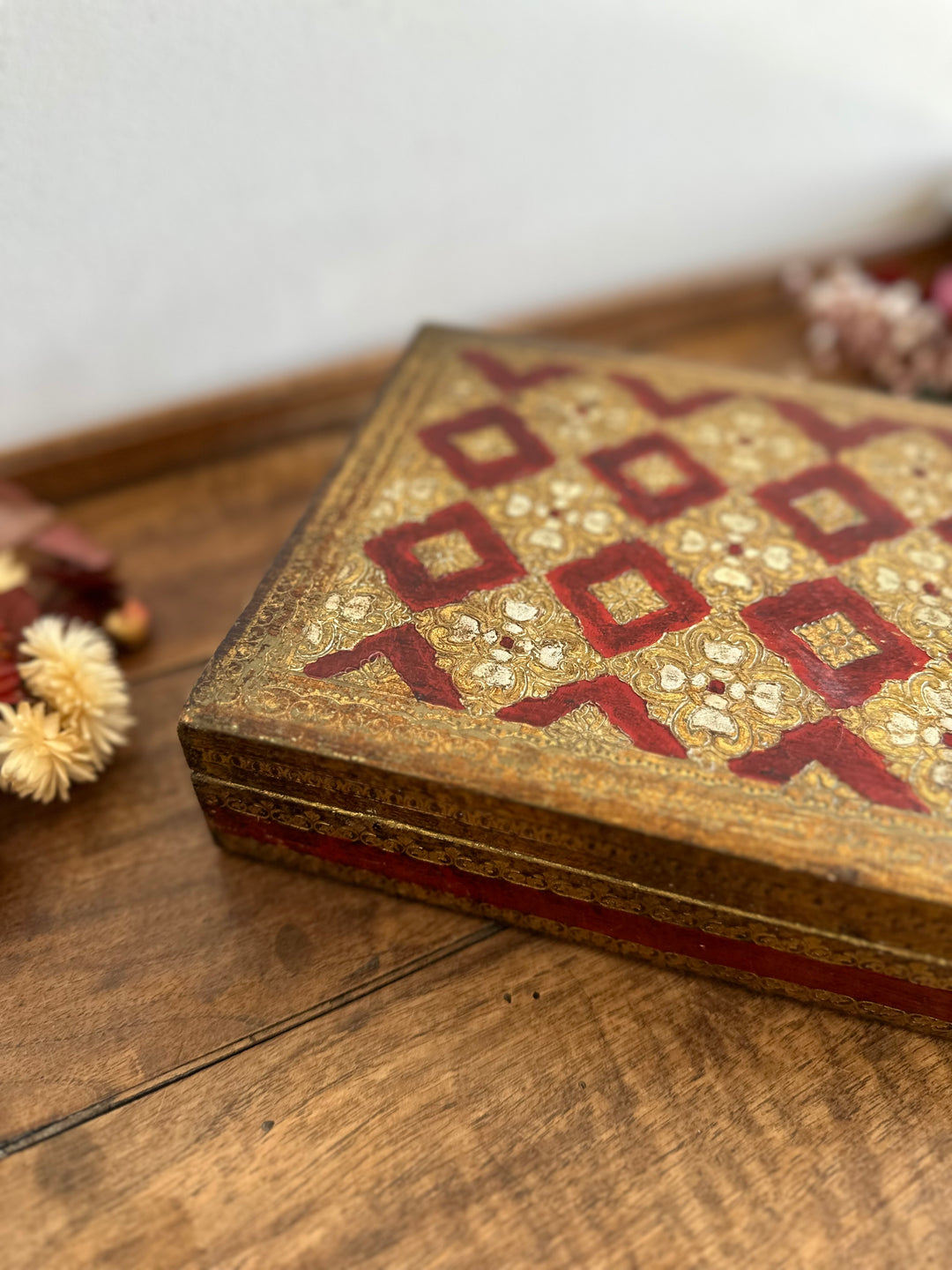 Boite en bois rectangulaire or et rouge décorations style florentin