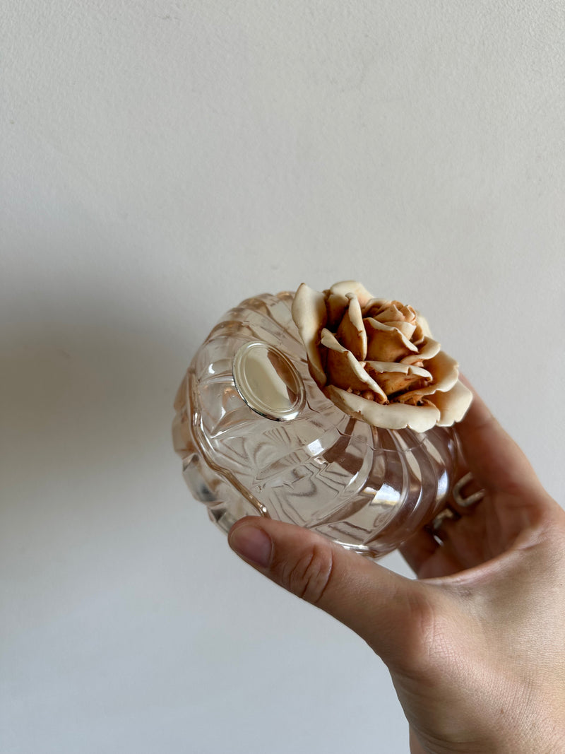 Bonbonnière en verre ornement rose sculpté