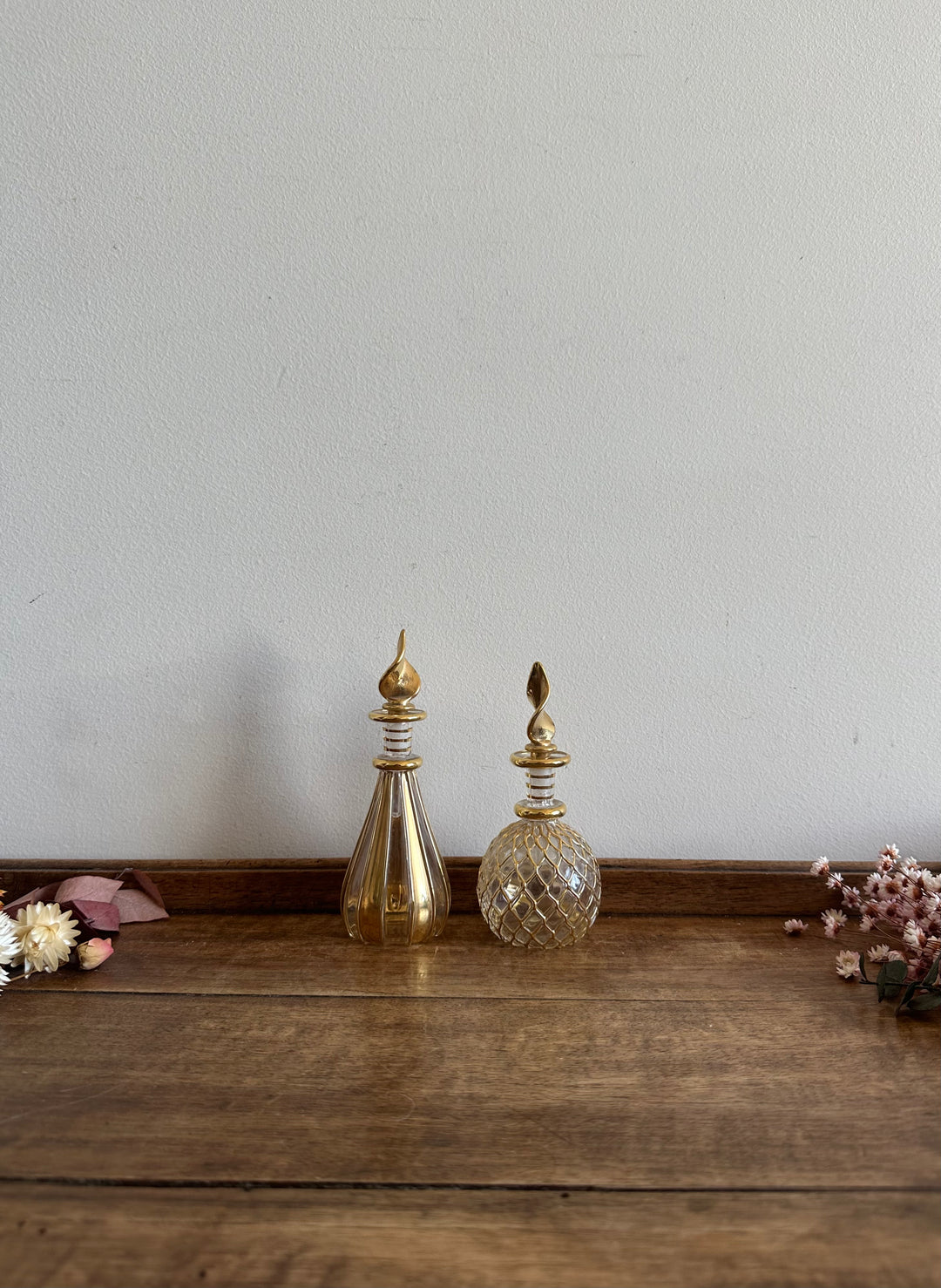 Fioles à parfum vintage dorées rondes