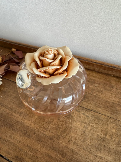 Bonbonnière en verre ornement rose sculpté