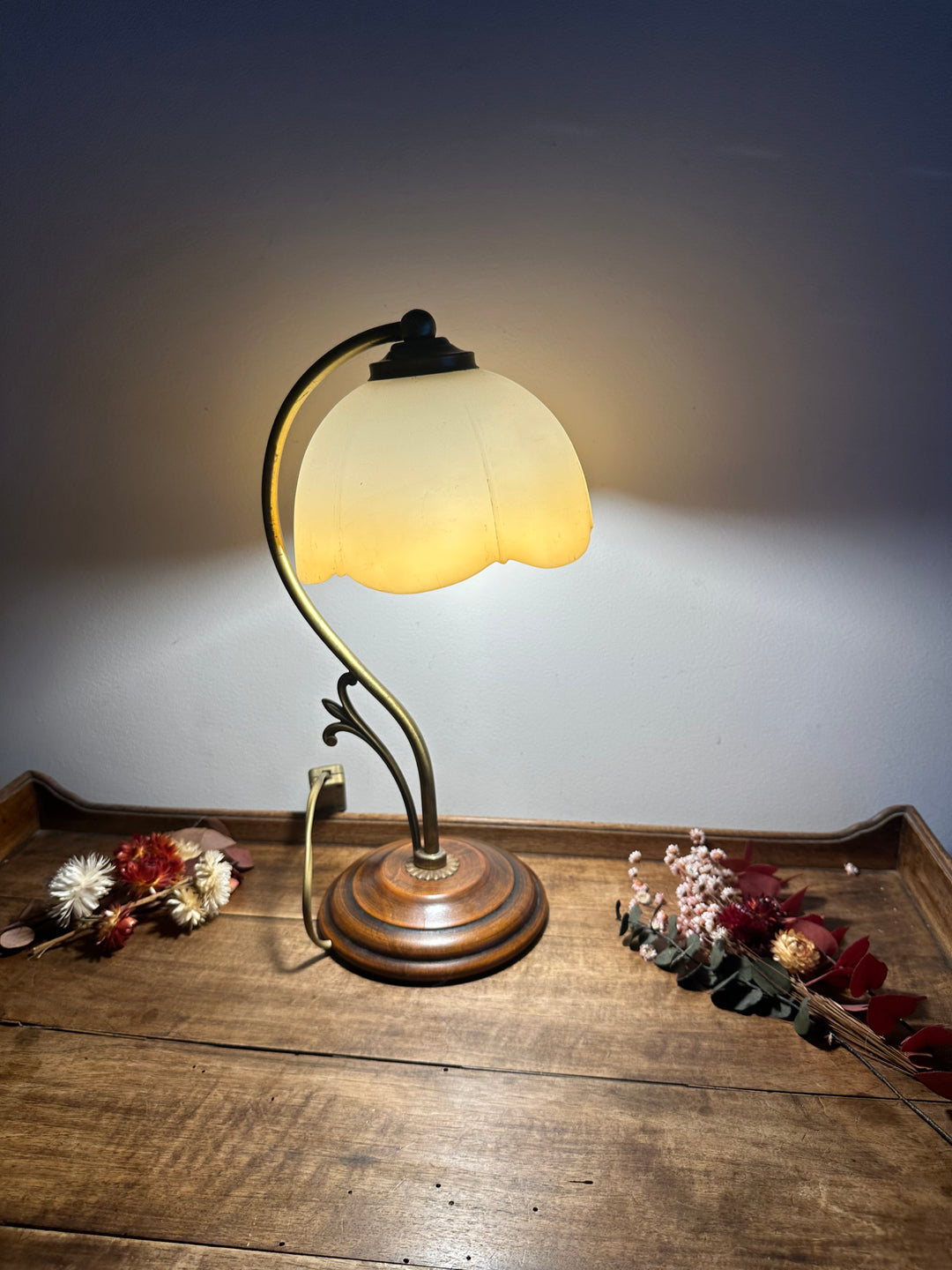 Lampe en laiton et bois globe tulipe couleur pêche poudrée