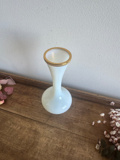 Vase en opaline blanche cerclé de laiton socle et ouverture