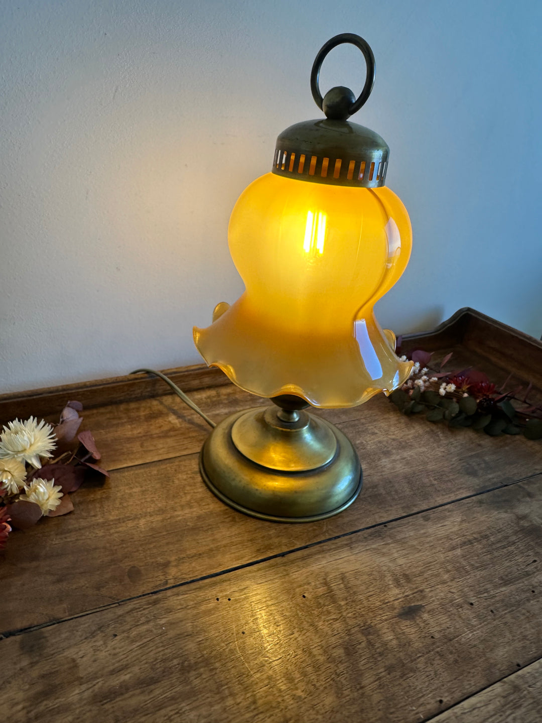 Lampe de table en laiton et opaline ton ambre