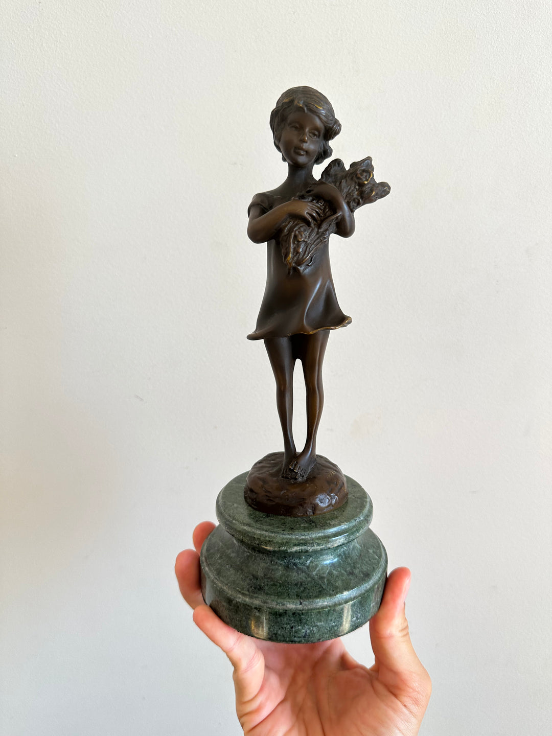 Statuette signée petite fille aux fleurs en bronze 1910