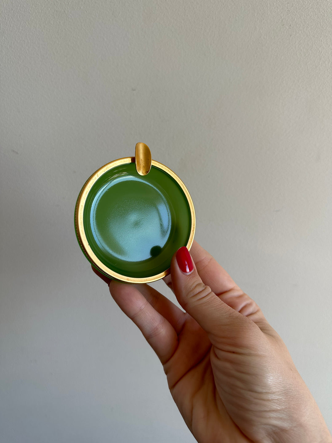 Cendrier en opaline verte cerclé de bronze