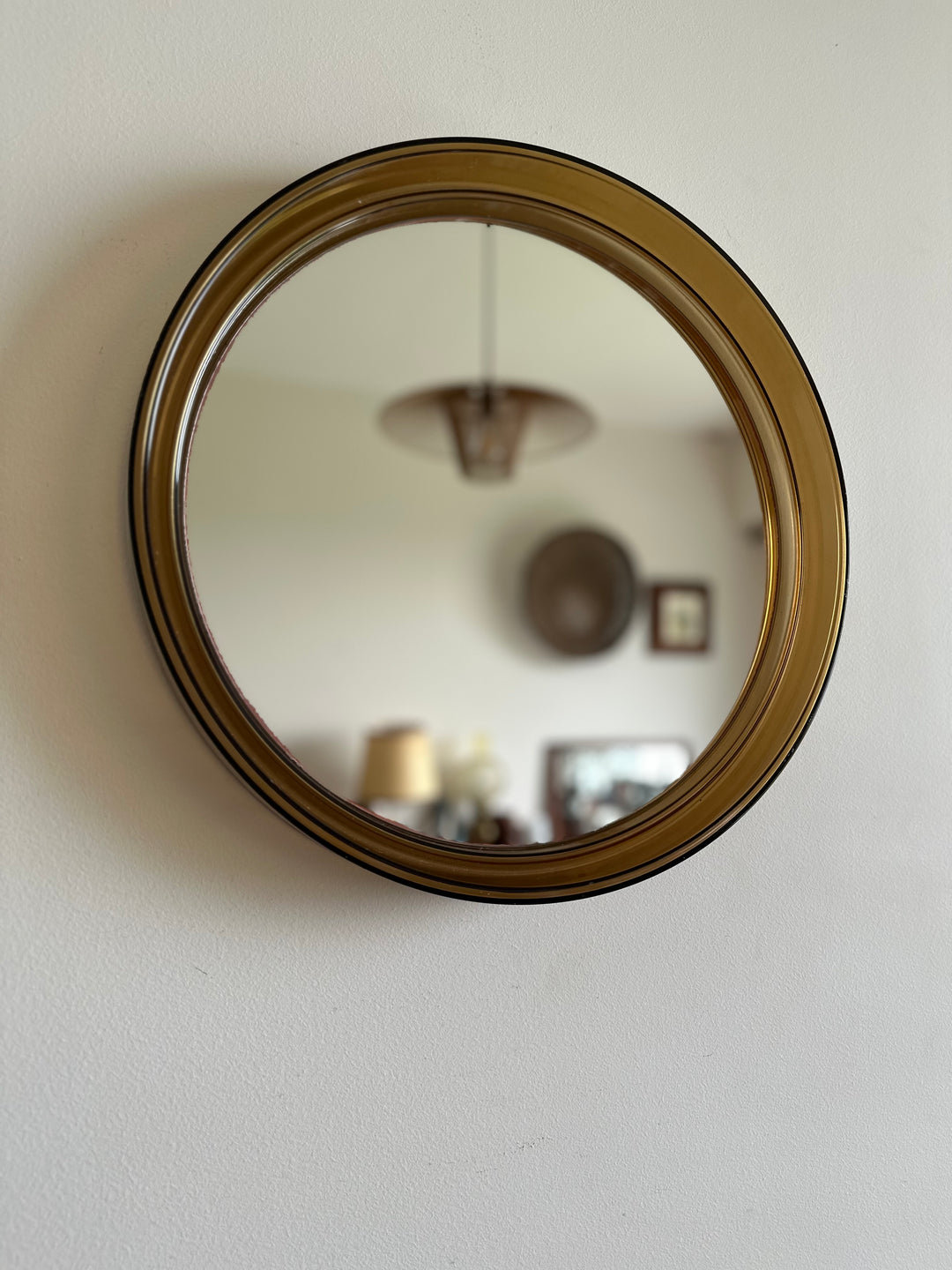 Miroir rond en plastique marron années 60-70