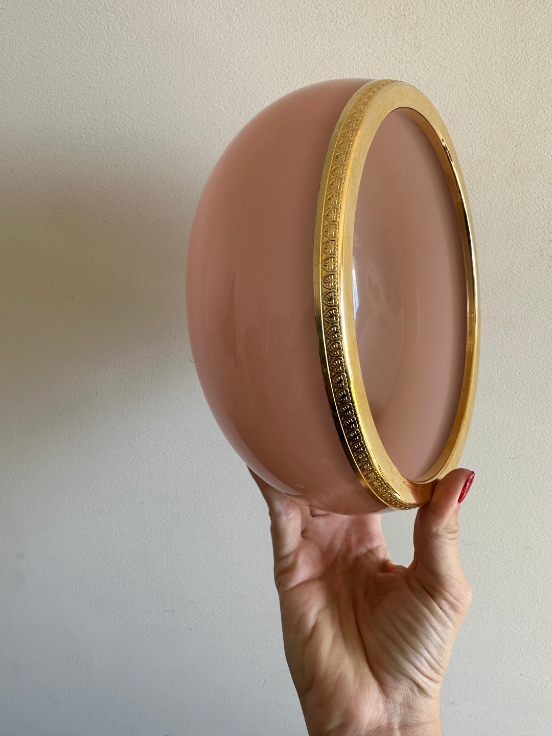 Saladier en opaline rose cerclé de bronze doré