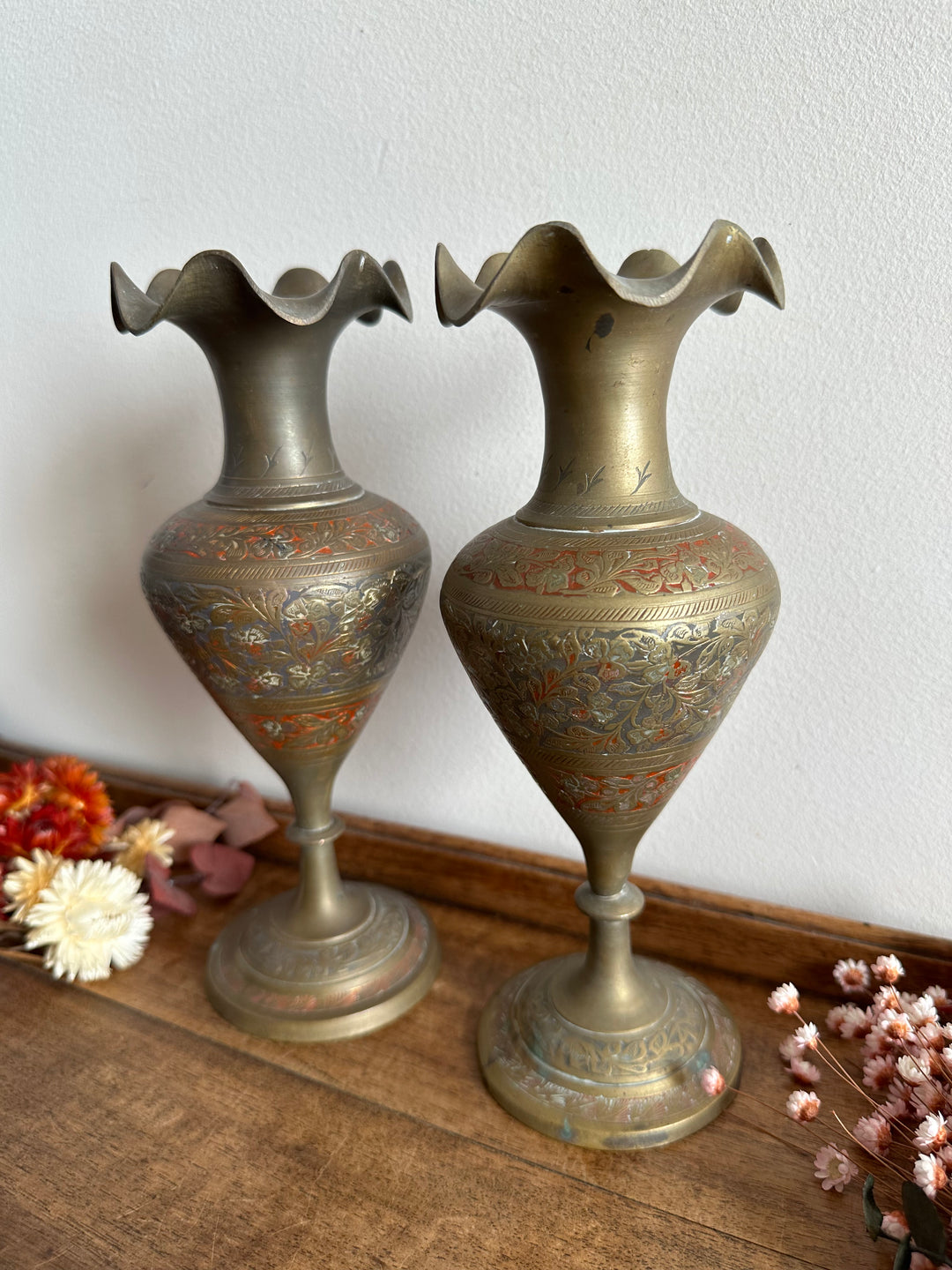 Vases en laiton sur pied gravés