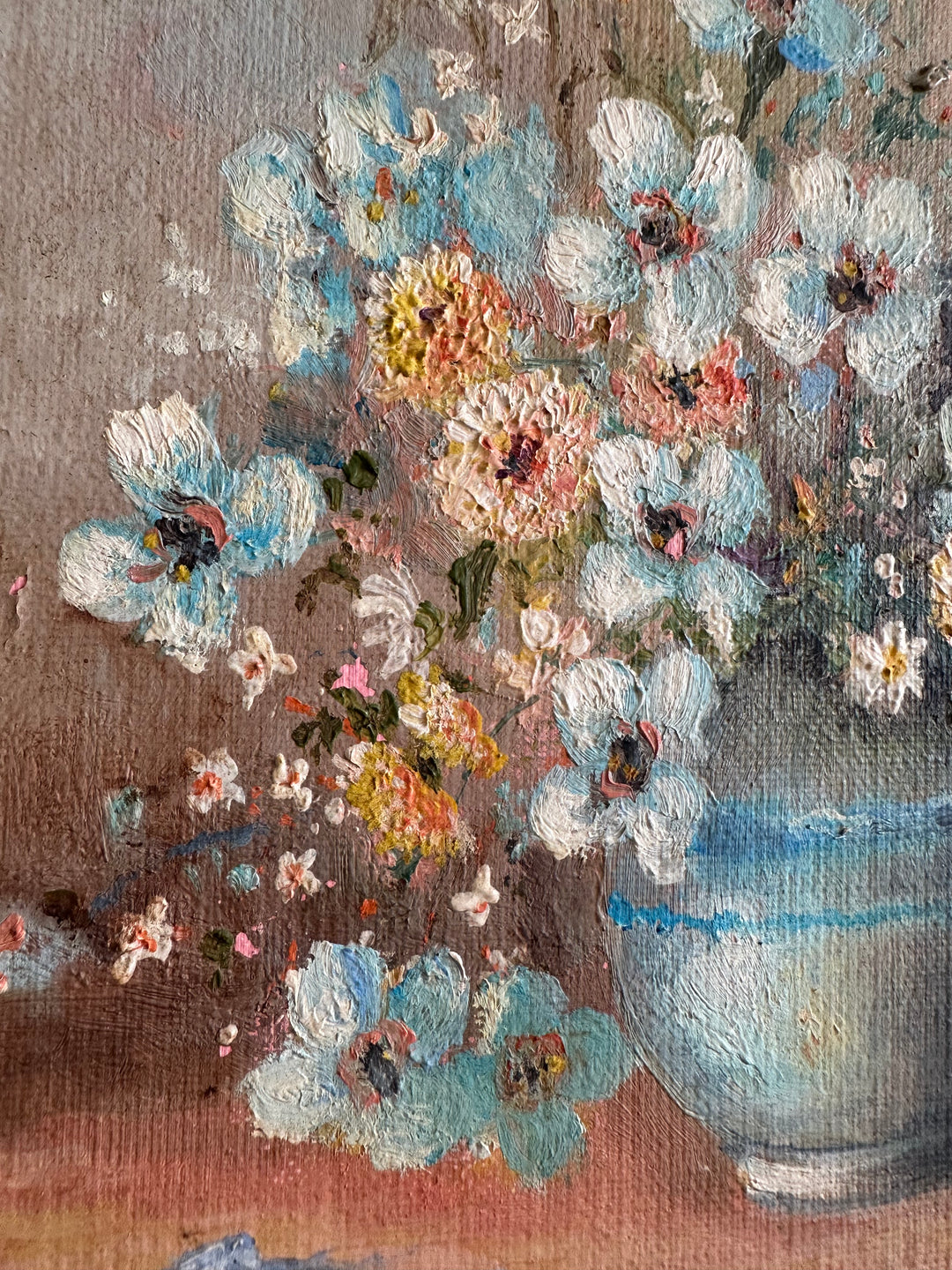 Peinture signée bouquet de fleurs bleues et orangées