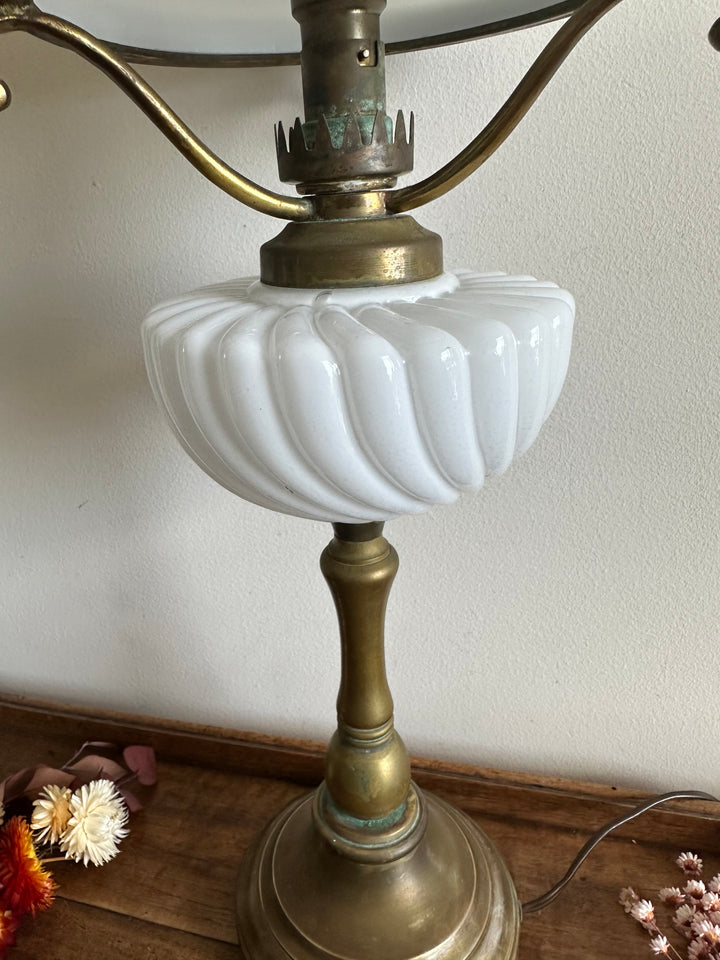 Lampe à pétrole électrifiée en opaline blanche taille XL