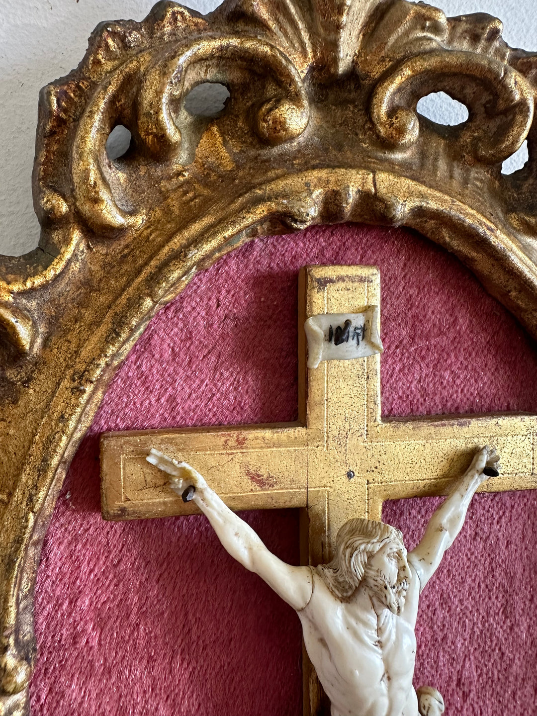 Crucifix en ivoire et bois encadré sur velours rose 19 eme