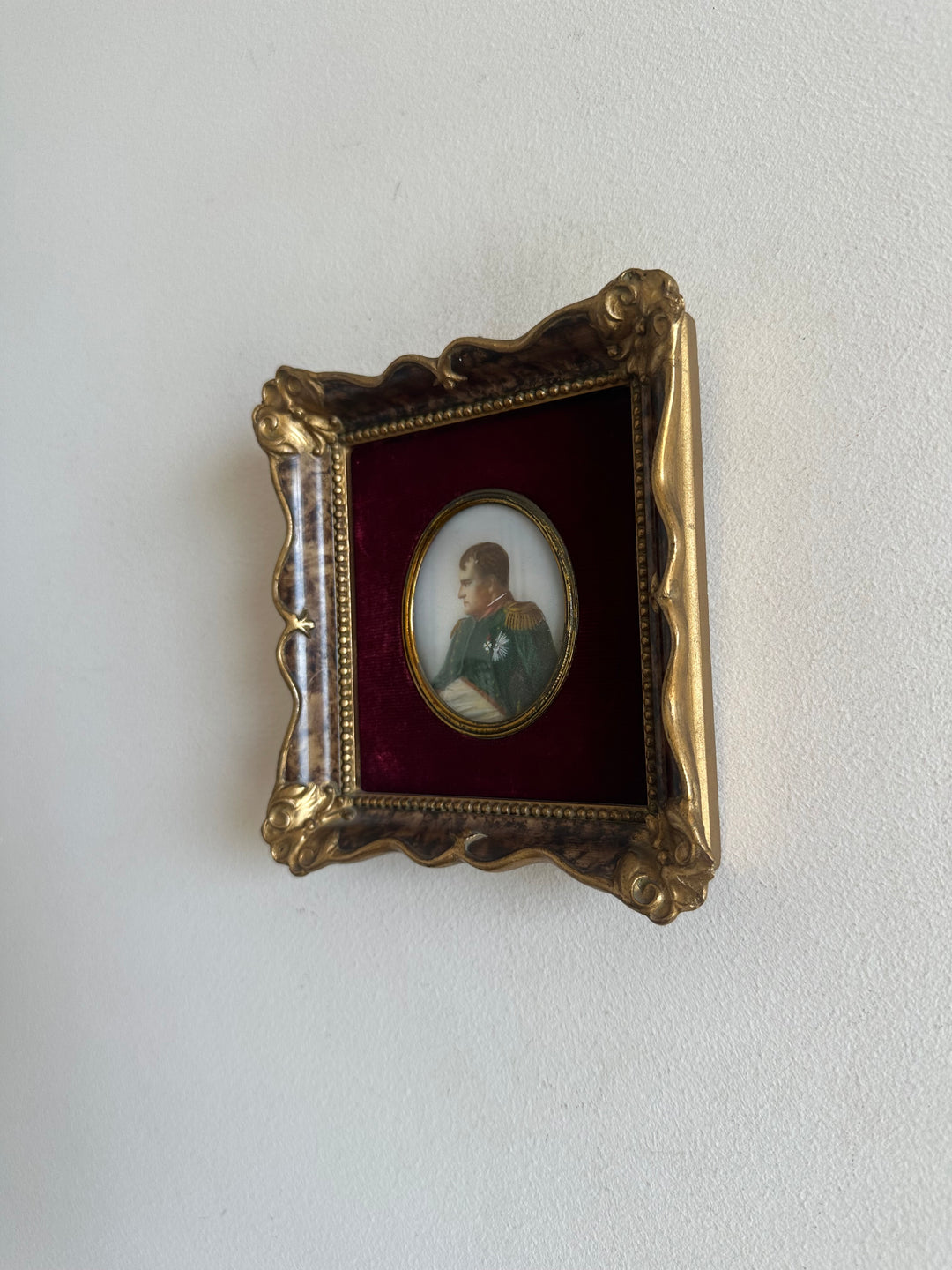 Miniature sur porcelaine Empereur Napoléon bonaparte sur velours rouge