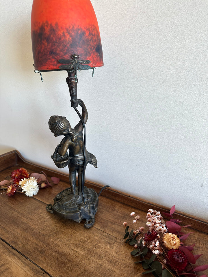 Lampe en bronze fillette au panier globe en verre rouge